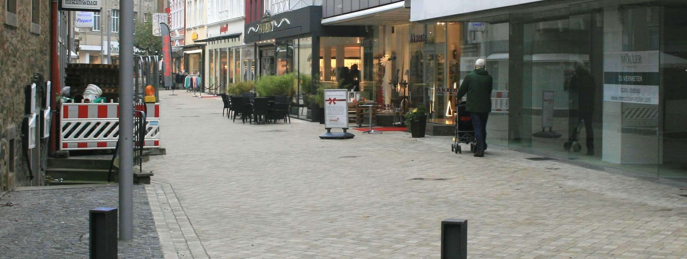 Ein Blick in die fertig umgebaute Kirchstraße mit ihrem neuen hellen Pflaster