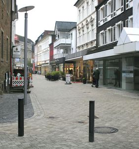 Ein Blick in die fertig umgebaute Kirchstraße mit ihrem neuen hellen Pflaster