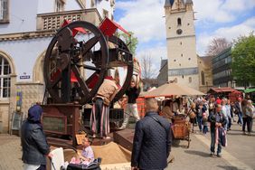 An der Ecke des Alten Rathauses steht ein Riesenrad aus Holz. Die Besonderheit ist, dass es von zwei Männern in mittelalterlichen Gewändern, per Hand gedreht wird. In den Gondeln, in denen keine Kinder sitzen, haben die Männer schwere Stoffsäcke platziert, damit dieses mittelalterliche Karussel auch gleichmäßig und rund läuft.