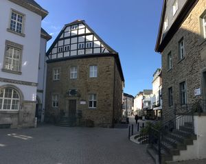Ein Panorama, das sich von der Stadtbücherei über das Museum für Stadt- und Kulturgeschichte bis zum Alten Pastorat erstreckt, aufgenommen aus der Perspektive des Geschichtsbrunnens.