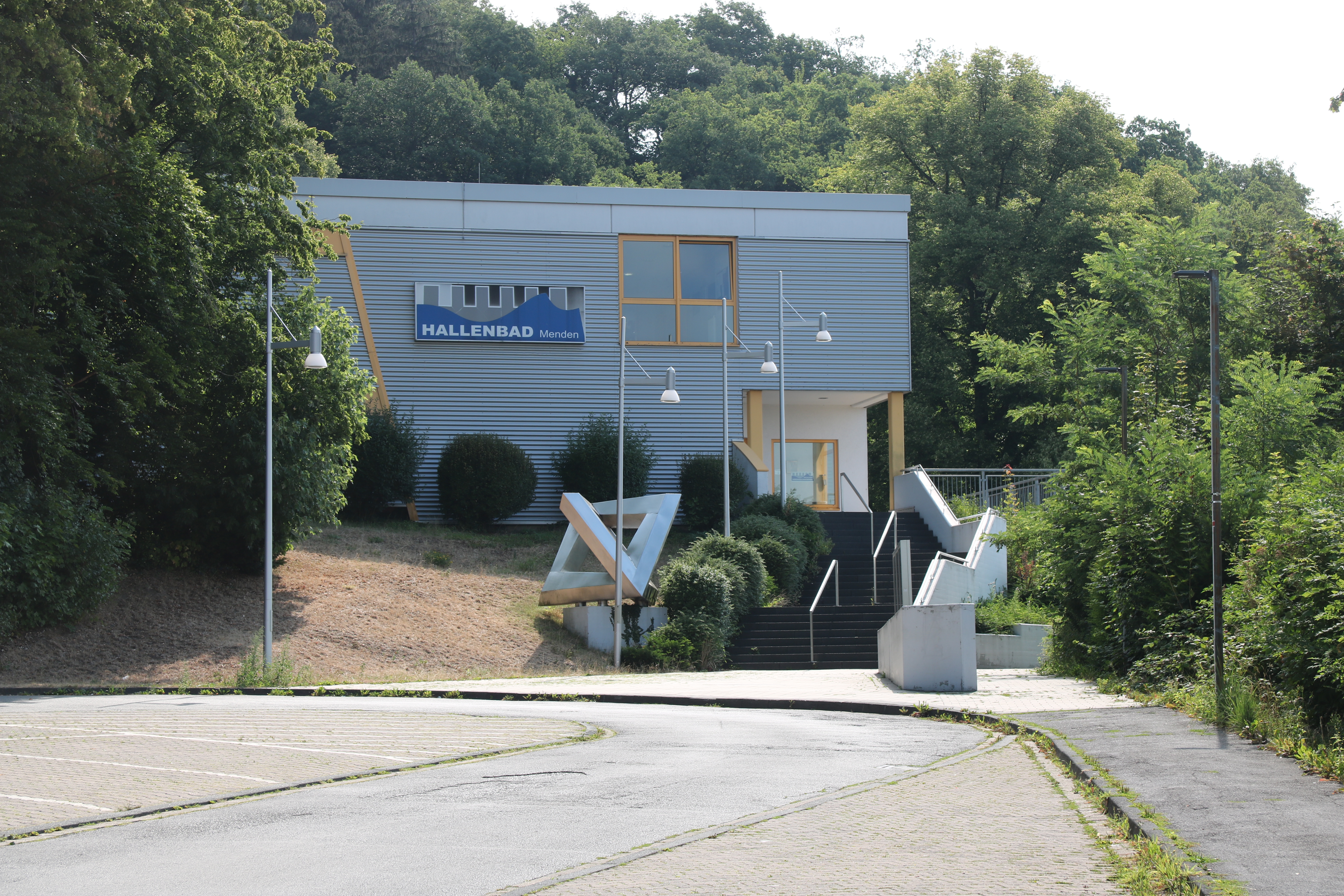 Das städtische Hallenbad von außen