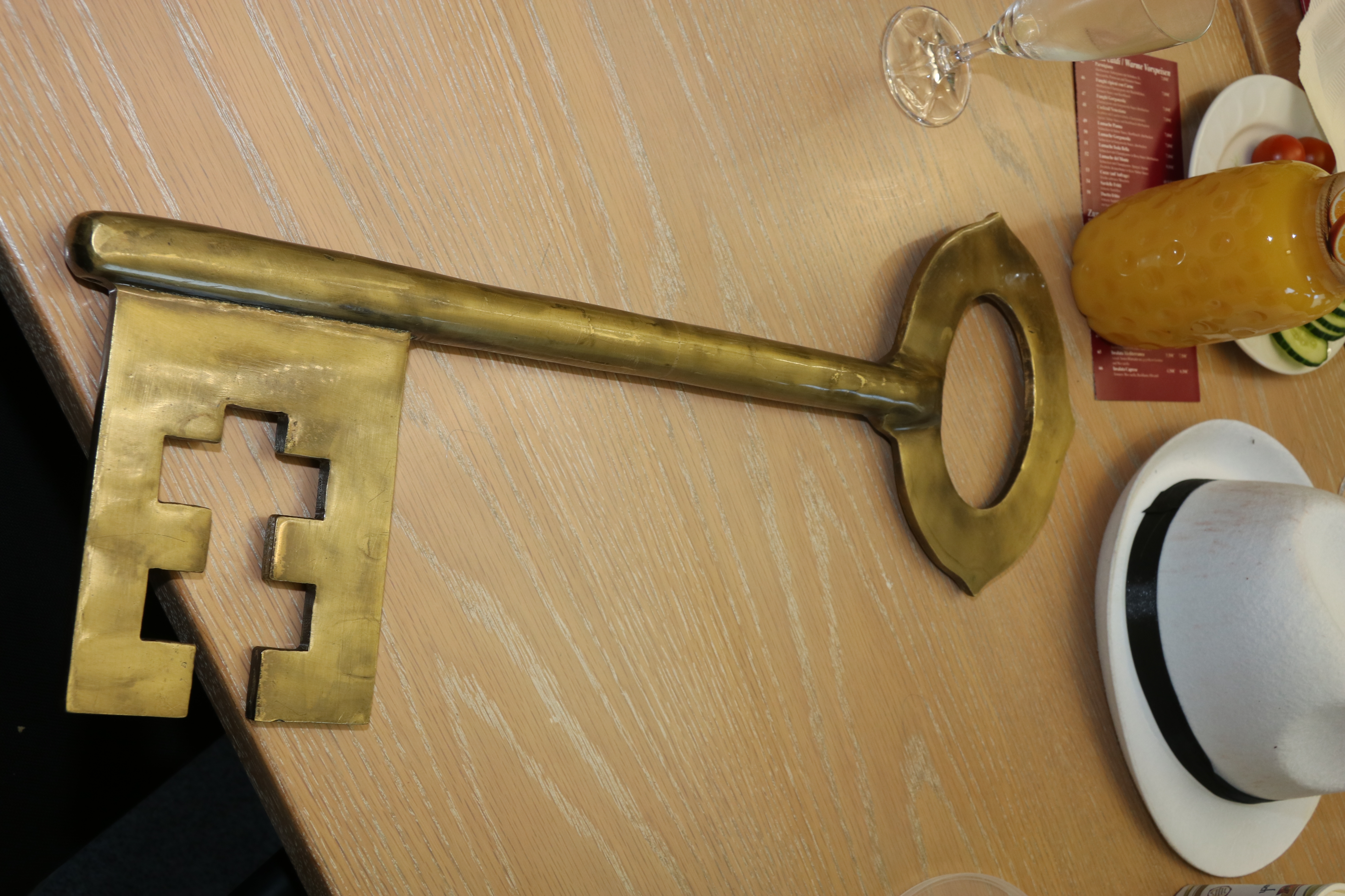 Der übergroße Rathausschlüssel des Bürgermeisters, der beim traditionellen Rathaussturm an Weiberfastnacht von der Karnevalsgesellschaft erbeutet werden muss.