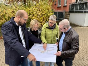 (v.l.) Baudezernent Tobias Wilms, Manuela Schmidt, Dagmar Gerling (Teamleiterin Bauen der Abteilung Straßenbau und Verkehr) und Bürgermeister Dr. Roland Schröder. (Foto: Vanessa Wittenburg/Stadt Menden).